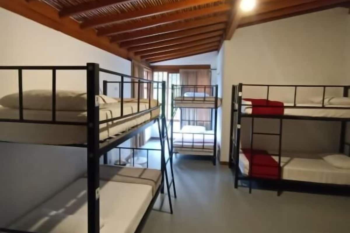 Dormitorio condiviso Basic | Una cassaforte in camera, ferro/asse da stiro, Wi-Fi gratuito, lenzuola