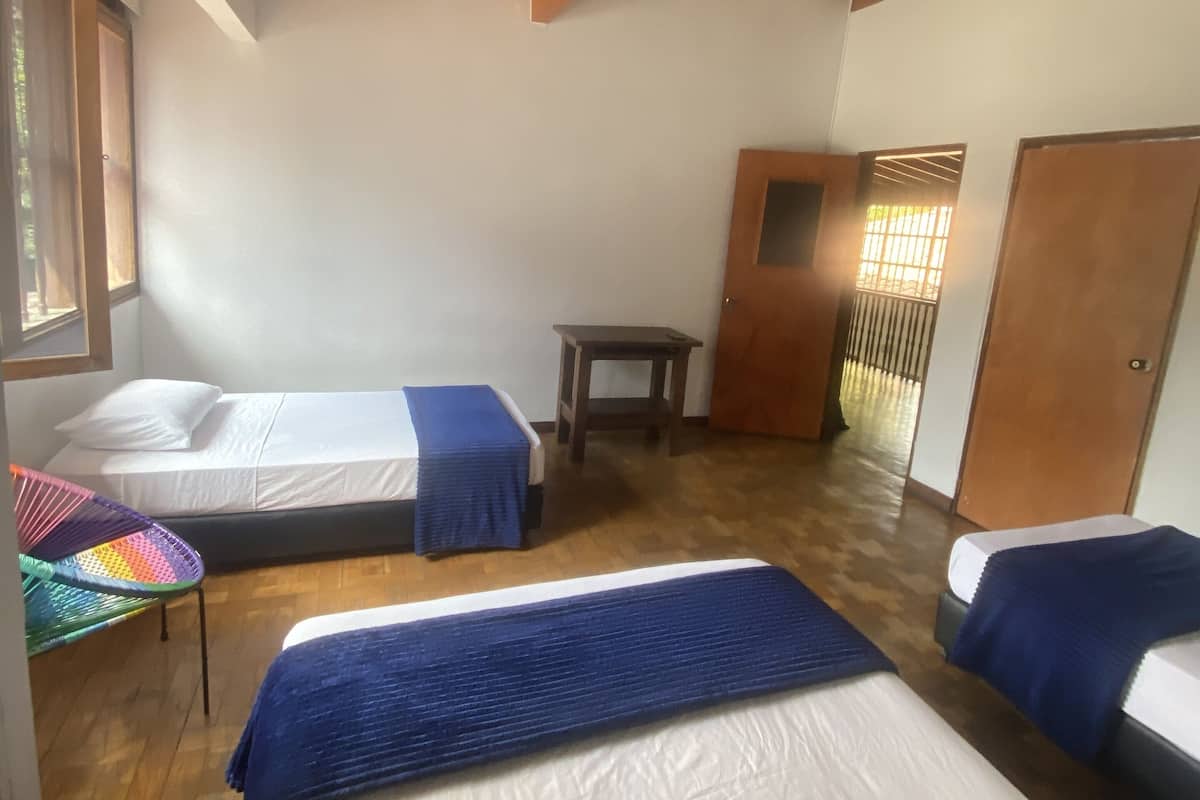 Camera familiare, bagno privato, vista giardino | Una cassaforte in camera, ferro/asse da stiro, Wi-Fi gratuito, lenzuola