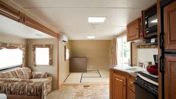 村舍 (Caravan)