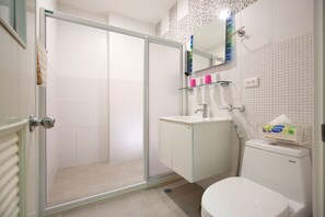 Comfort Quadruple Room, 2 Double Beds | Bathroom | Shower, hair dryer, slippers, towels - Ocean Lover Homestay (Hualien City)