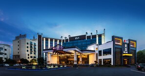 Front of property – evening/night - Huangshan Joymoon Hotel - LaoJie Branch (Huangshan)