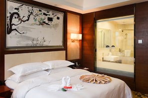 Minibar, in-room safe, desk, blackout curtains - Huangshan Joymoon Hotel - LaoJie Branch (Huangshan)