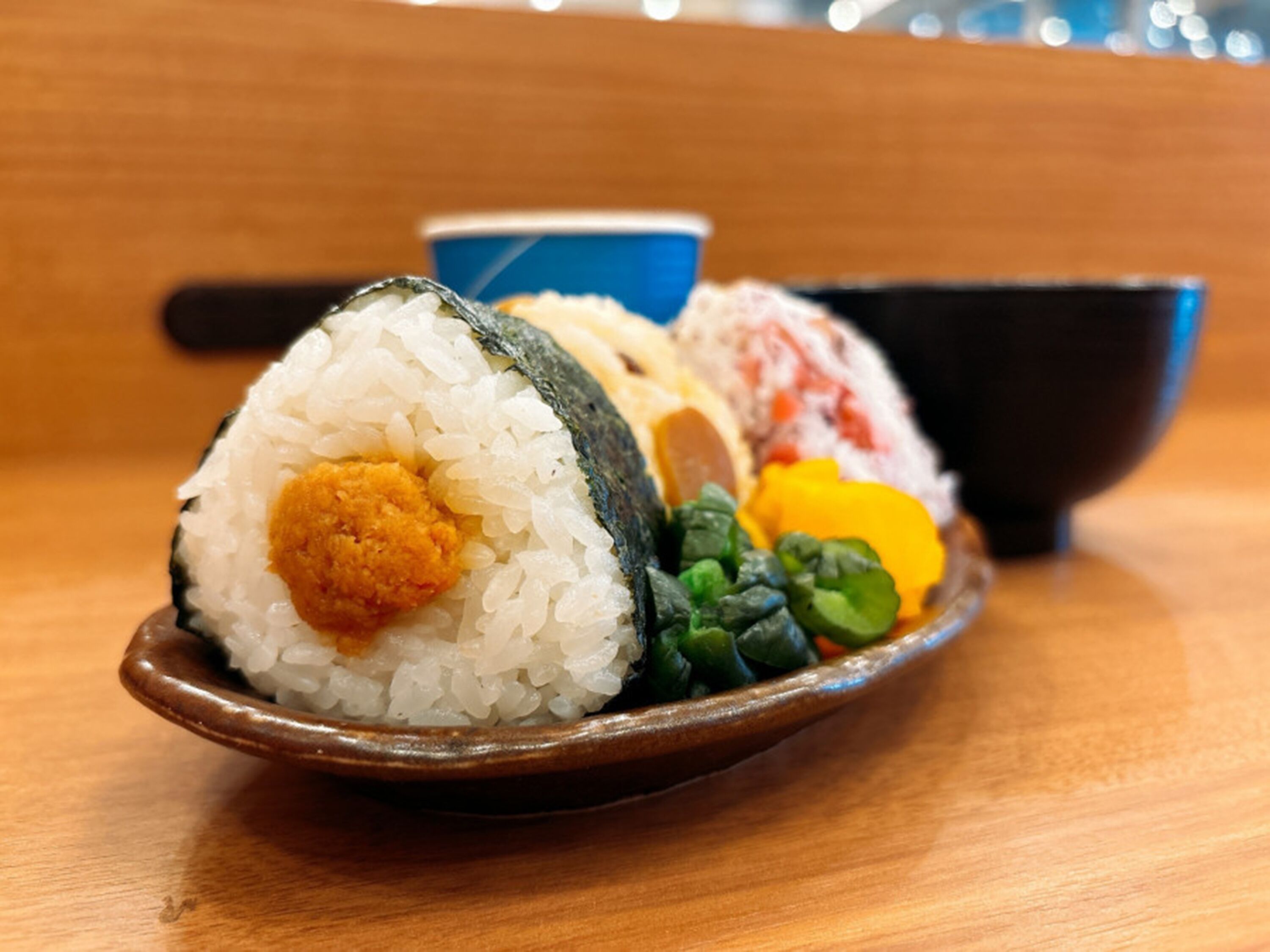 Une assiette de sushis, composée de riz, de poisson et de légumes.