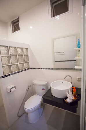 Chambre Supérieure | Salle de bain | Douche, articles de toilette gratuits, serviettes fournies