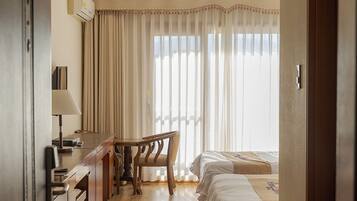 Standard-Zweibettzimmer | Schreibtisch, Verdunkelungsvorhänge, schallisolierte Zimmer