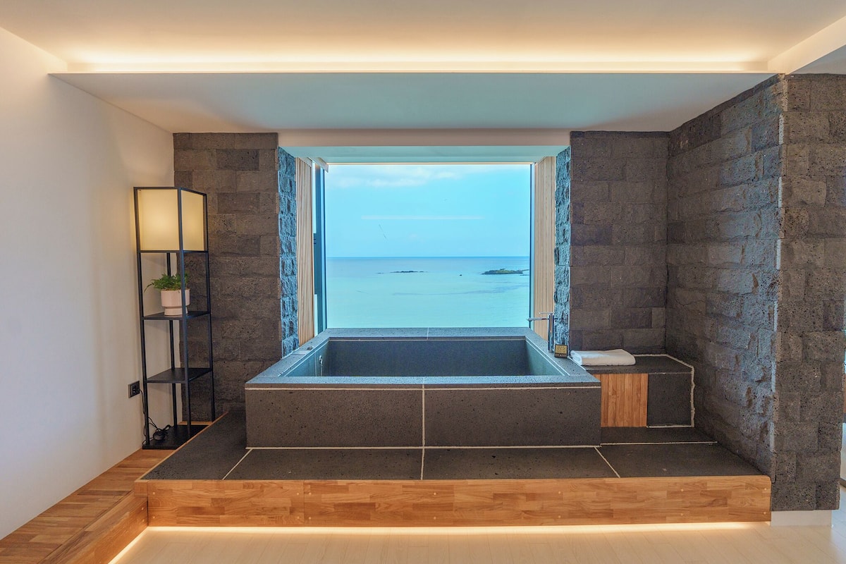 SPA Suite | Bathroom | Free toiletries, hair dryer, slippers, towels