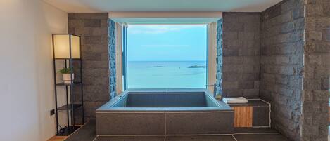 SPA Suite | Baño | Artículos de higiene personal gratuitos, secador de pelo y zapatillas