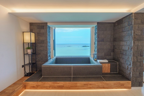 SPA Suite | Bathroom | Free toiletries, hair dryer, slippers, towels