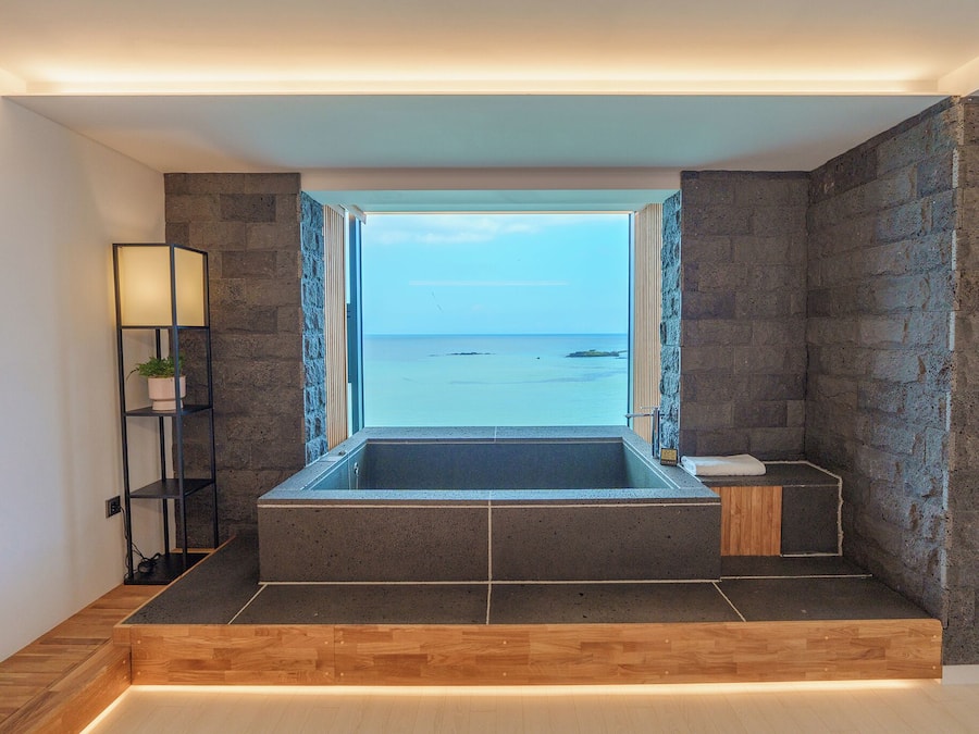 SPA Suite | Banheiro | Produtos de toalete grátis, secador de cabelo, chinelos