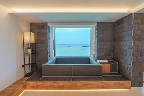 SPA Suite | Badkamer | Gratis toiletartikelen, een haardroger, pantoffels, handdoeken