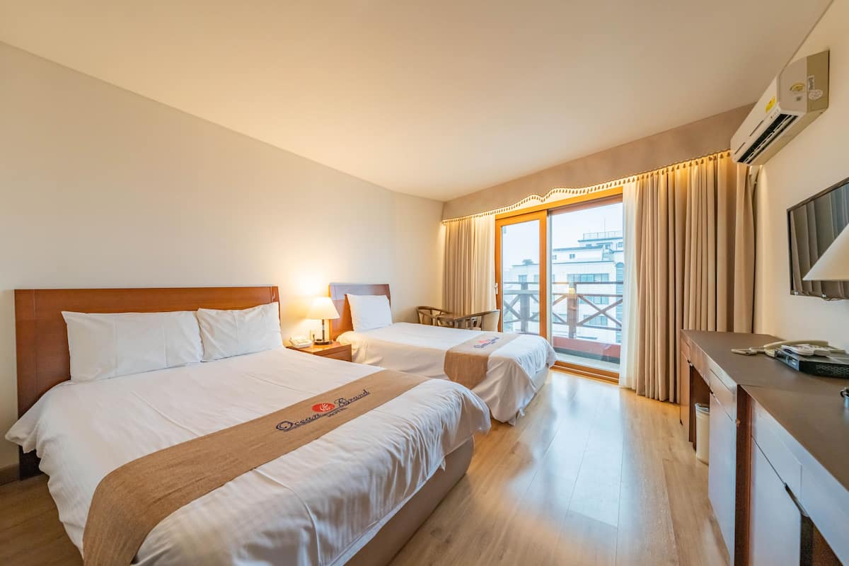 Schreibtisch, Verdunkelungsvorhänge, schallisolierte Zimmer