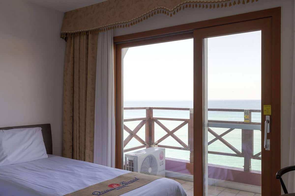 Ocean Suite (Double + Double) | Desk, blackout curtains, soundproofing, free WiFi