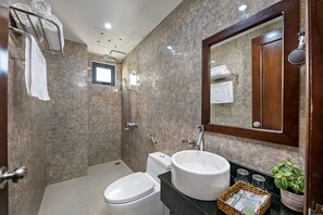 Buồng tắm vòi sen, đồ dùng nhà tắm miễn phí, máy sấy tóc 