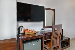 スーペリア トリプルルーム クイーンベッド 2 台 パーシャルシービュー | ミニバー、セーフティボックス (室内)、デスク、防音設備