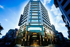 Front of property - Golden Pacific Hotel- Taichung (Taichung)