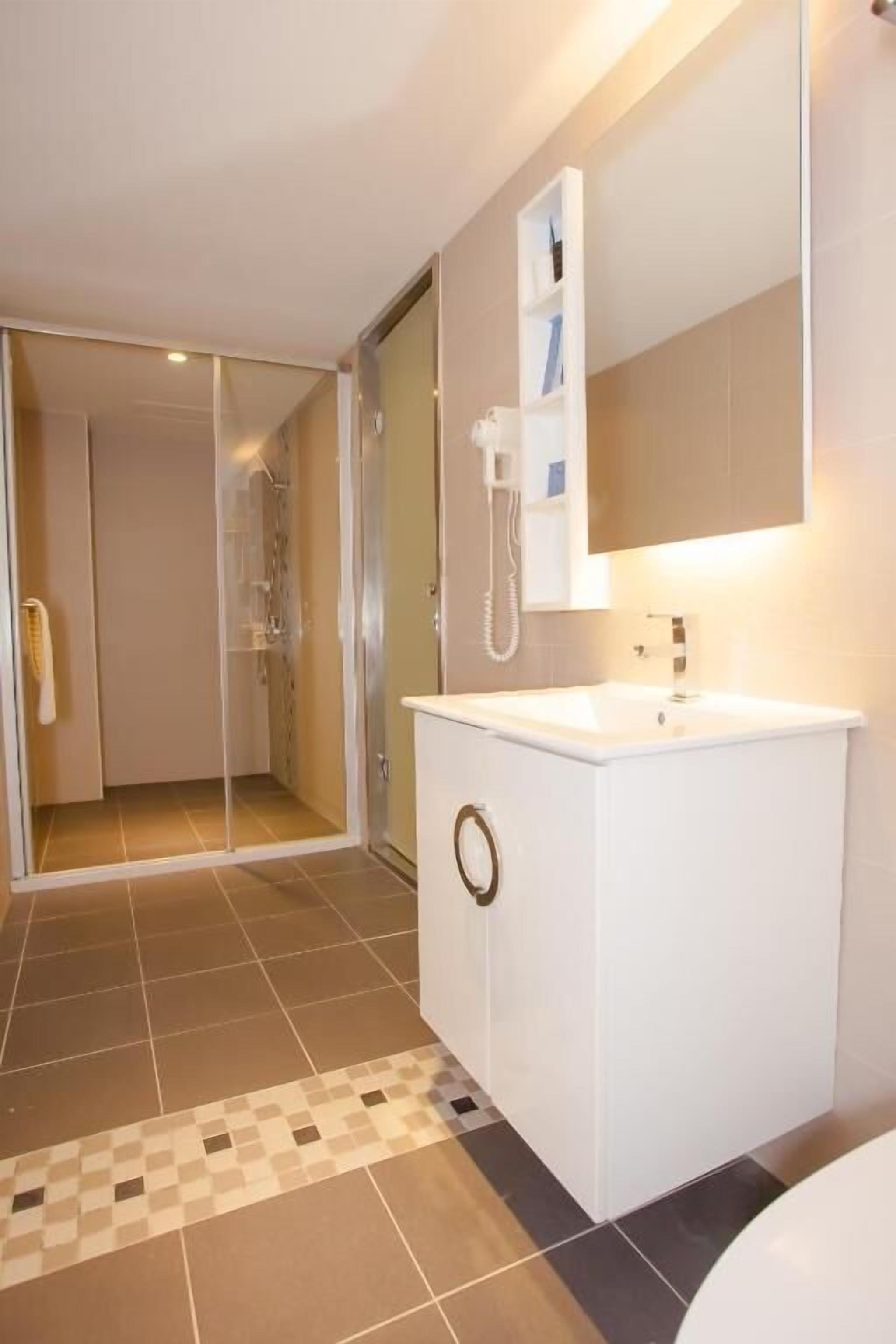 shower, free toiletries, hair dryer, slippers