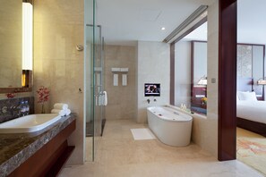 Executive-Zimmer | Badezimmer | Badewanne und Dusche (separat), kostenlose Toilettenartikel