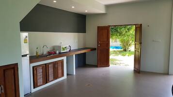 Deluxe Double Room Single Use, 1 Bedroom, Accessible, Garden Area | Microwave