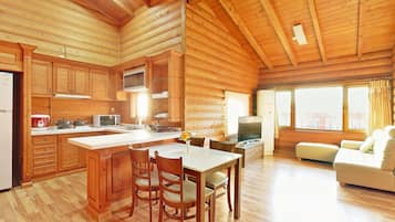 522 | Living area | Flat-screen TV