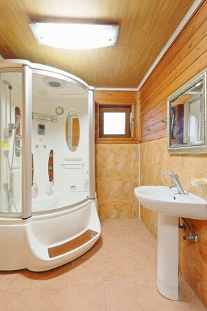 501 | Bathroom | Shower, free toiletries, hair dryer