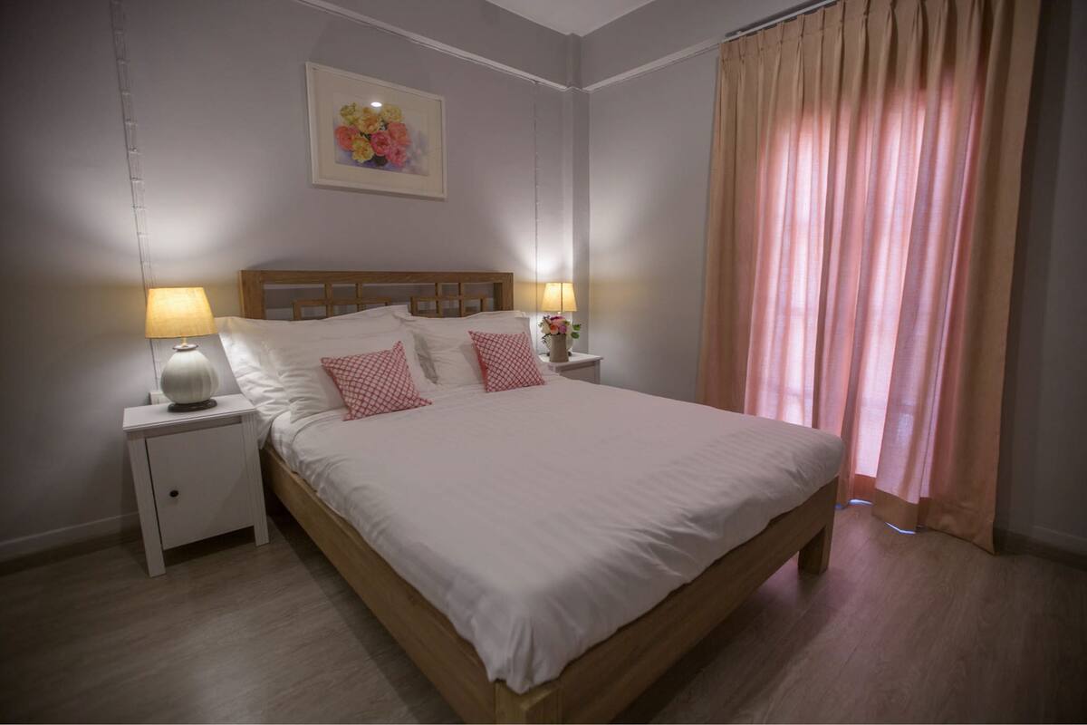 Double Room with Window | 客房內保險箱、書桌、  免費無線上網、床單