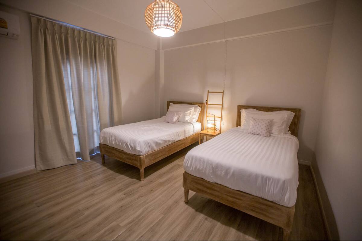 Twin Room with Window | 客房內保險箱、書桌、免費無線上網、床單