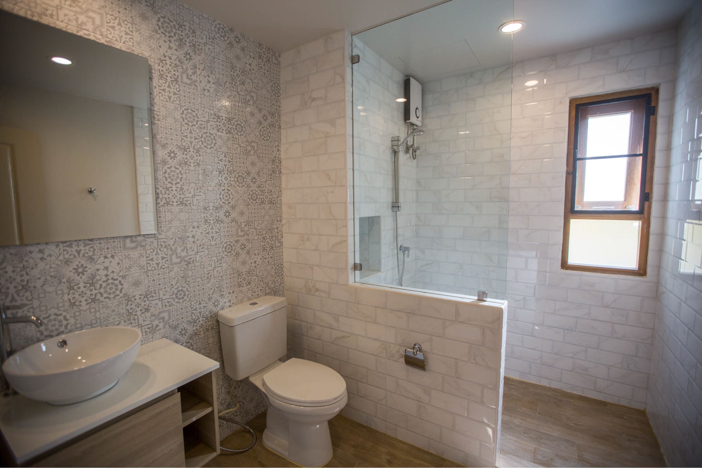 Twin Room with Window | Bathroom | Shower, free toiletries, hair dryer, slippers