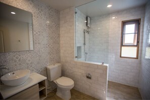 Twin Room with Window | Bathroom | Shower, free toiletries, hair dryer, slippers - Vera Nidhra - Self check-in after 6pm (Bangkok)