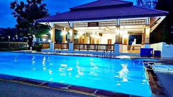 Una piscina al aire libre