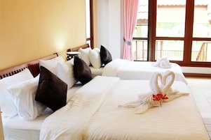 Escritorio, wifi gratis y ropa de cama