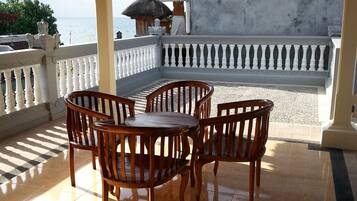 Family Room | Terrace/patio