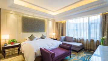 Executive Suite | In-room safe, desk, blackout drapes, rollaway beds