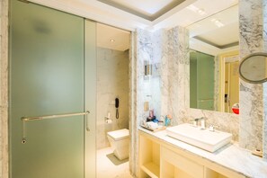 Badkar och dusch, gratis toalettartiklar, hårtork och badrock