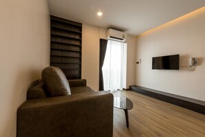 Executive suite | Woonruimte | Een 32-inch ledtelevisie met satellietzenders en televisie