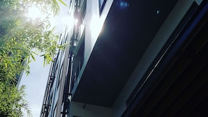 Un edificio moderno con cielo despejado y luz solar.