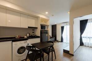 Executive suite | Privékeuken | Een koelkast, een microgolfoven, een kookplaat