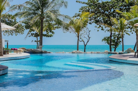 2 outdoor pools