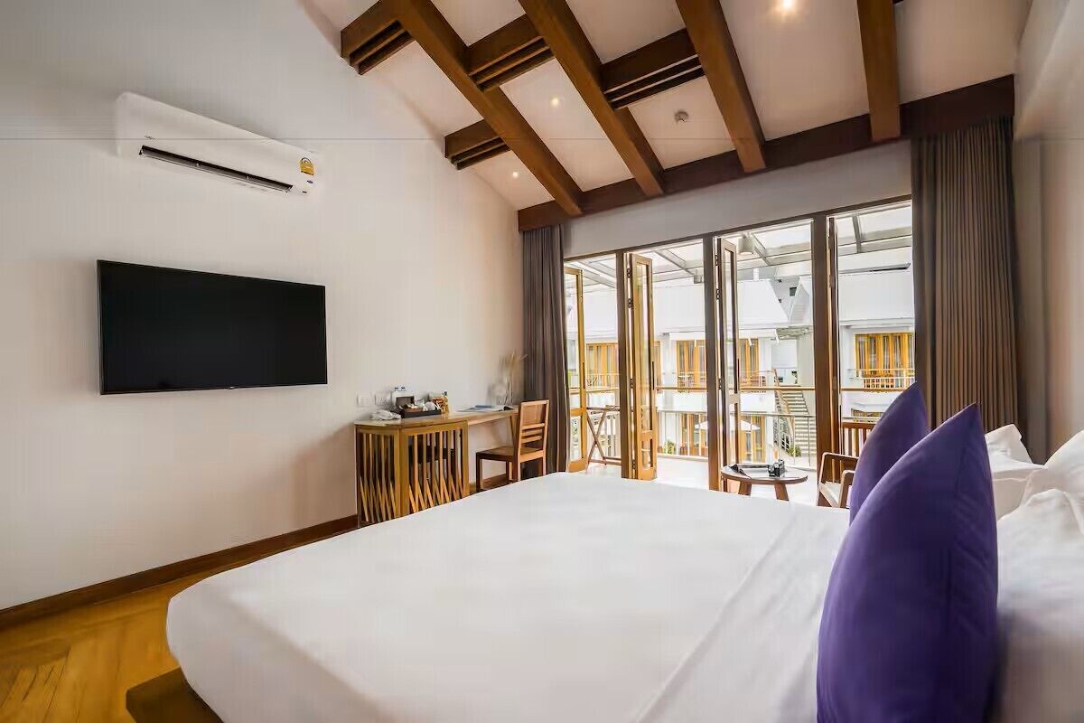 Premium bedding, in-room safe, desk, laptop workspace