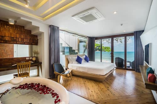 Beachfront Villa, Ocean View | Premium bedding, in-room safe, desk, laptop workspace