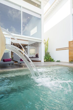 Pool Villa | Sengetøy av topp kvalitet, safe på rommet og skrivebord