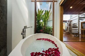 Pool Villa | Baño | Artículos de higiene personal gratuitos, secador de pelo y albornoces
