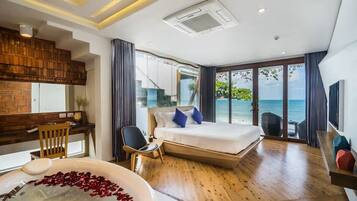 Premium bedding, in-room safe, desk, laptop workspace