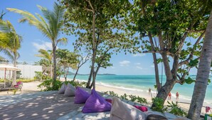 A beachside seating area with bean bags and a wooden deck overlooking the ocean. - White Sand Samui Resort (Koh Samui)