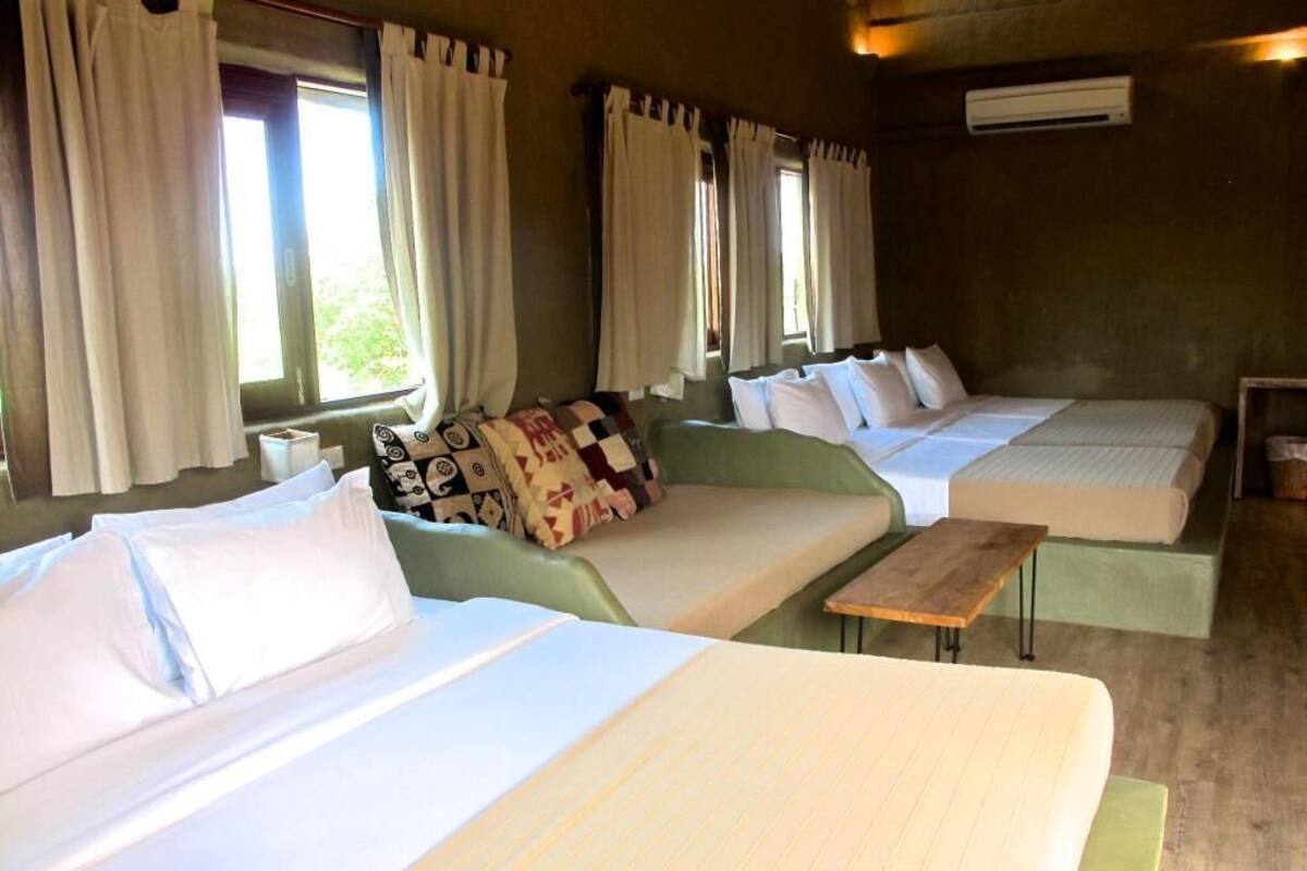 Minibar, escritorio, cortinas blackout y camas extra