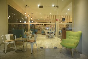 Se sirven almuerzos y cenas, cocina local e internacional