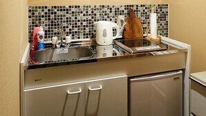 Japanese Style Townhouse | Private kitchenette | Fridge, microwave, stovetop, electric kettle - Rinn Sanjusangendo (Kyoto)