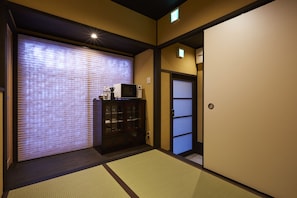 Japanese Style Townhouse | In-room safe, desk, free WiFi, bed sheets - Rinn Sanjusangendo (Kyoto)