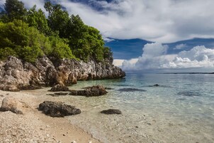 Ubicación a pie de playa, tumbonas, sombrillas y toallas de playa