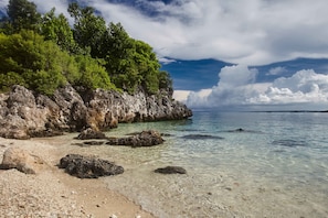 海灘、躺椅、太陽傘、沙灘巾