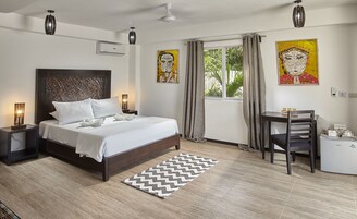 Family House | Minibar, in-room safe, desk, blackout drapes